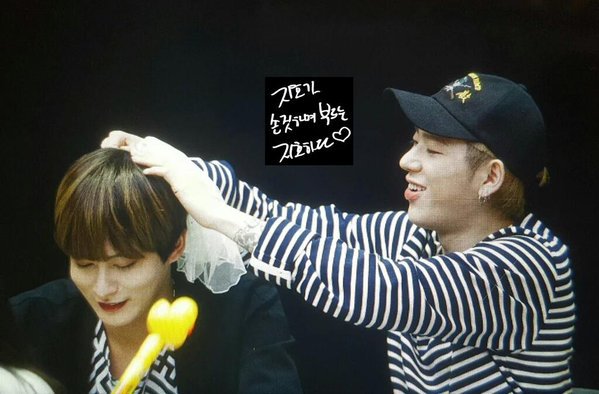 Zihyo_Pics's tweet photo. Jaehyo is Zico's bride 
#Zihyo #Jaeco #blockb #jaehyo #zico 
#재효 #지코 #블락비 https://t.co/TeEcM2py78