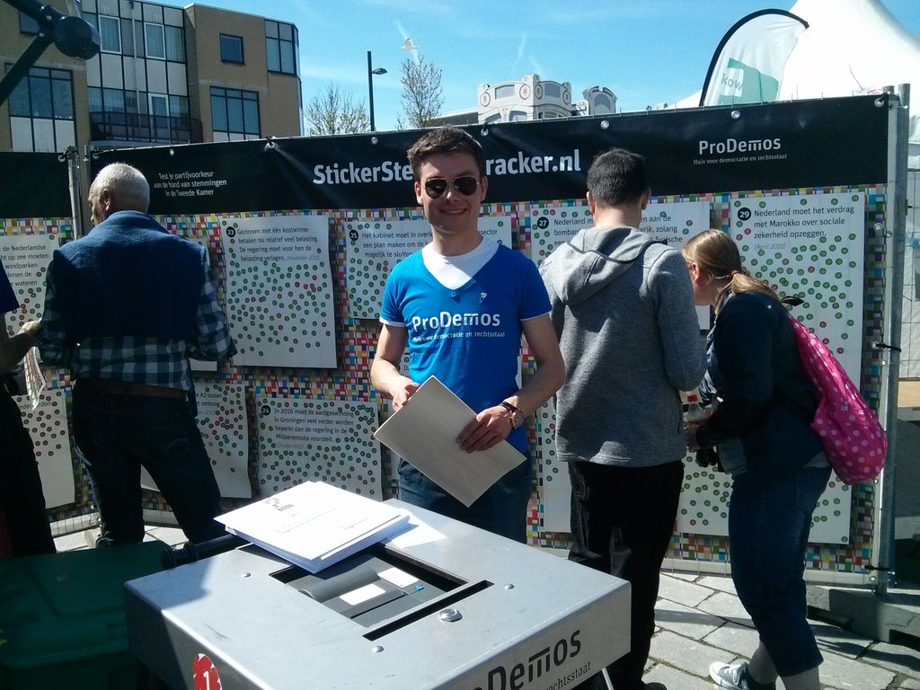 ProDemos's tweet photo. Ook tijdens het Bevrijdingsfestival in Vlissingen is het druk met stickerende festivalgangers! #stemmentracker https://t.co/jsqcfGxdXR