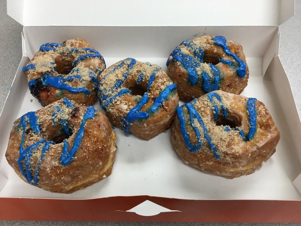 theipodteacher's tweet photo. Someone knows how to bribe me! Thanks @BarbaraMudrak Take note #AcsTechChat https://t.co/eGALpxbnvt