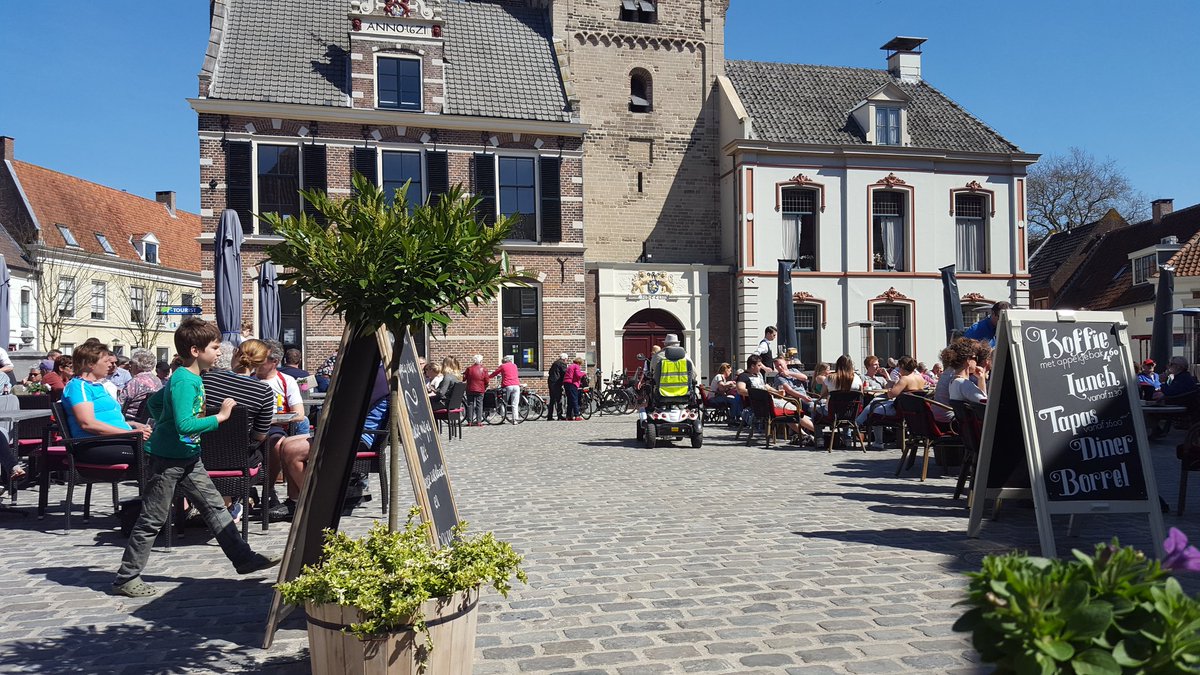 Gezelligheid op het vernieuwde plein van #Hattem en heerlijk #weer #genieten