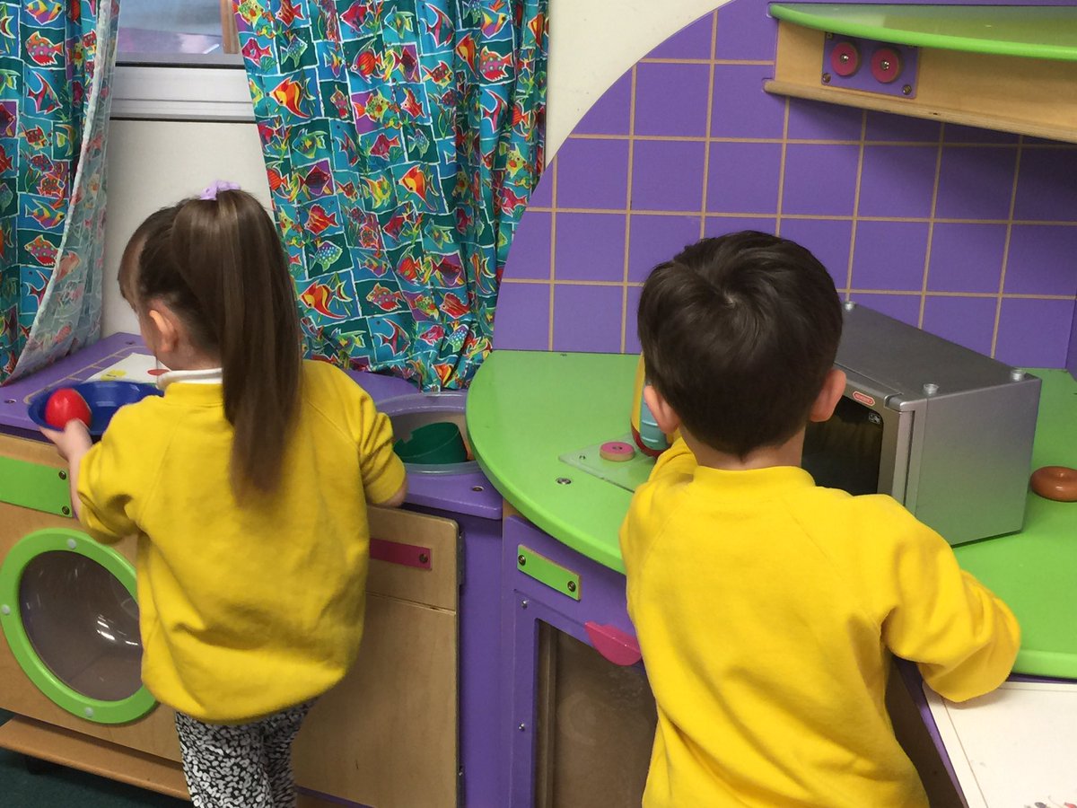CarronshoreP1's tweet photo. The nursery children enjoyed playing with the P1's during our transition play session.#transition #getreadyforschool https://t.co/iHKnattWCp