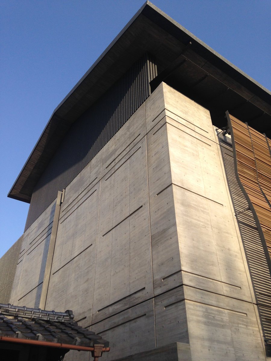 Yoshioka Kosuke 吉岡紘介 妻面 を見ればしっかり切妻屋根であることがわかるけれど 通り側からはそれを感じさせず現代建築然としている