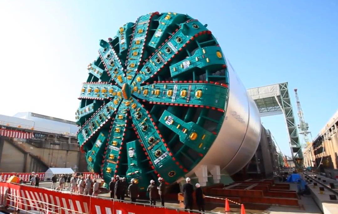 xataka's tweet photo. Atravesando la construcción del túnel gigante de Seattle a vista de dron https://t.co/LyEvui5Xa0 https://t.co/4apQ9V7jPC