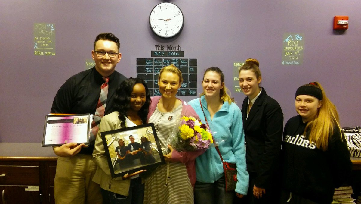 MrsCarlino's tweet photo. Feeling loved by my seniors! #bduclassof2016 @j_witham98 @_renea1104 @KaysySpencer @Spencer07Taylor @BDUtv_News https://t.co/TlILeENKKP