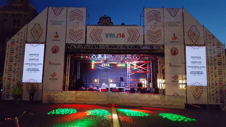 Bij elkaar 140 m2 doek geprint voor het podium van <a href="/vrijfestival/">VRIJ Festival</a> <a href="/HoornNH/">Hoorn</a>. Dat ziet er imposant uit.