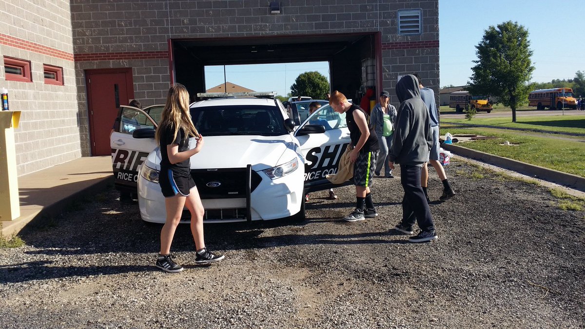 blueScience1's tweet photo. LHS students cleaning Rice Co vehicles.  #LioninLyonsDay https://t.co/Tm9LKGyG2g