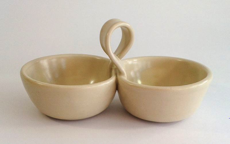 Multi-functional & beautiful all wrapped into one! PotsAboutPottery #saltnpepper #dipbowl bit.ly/1W8ynEb