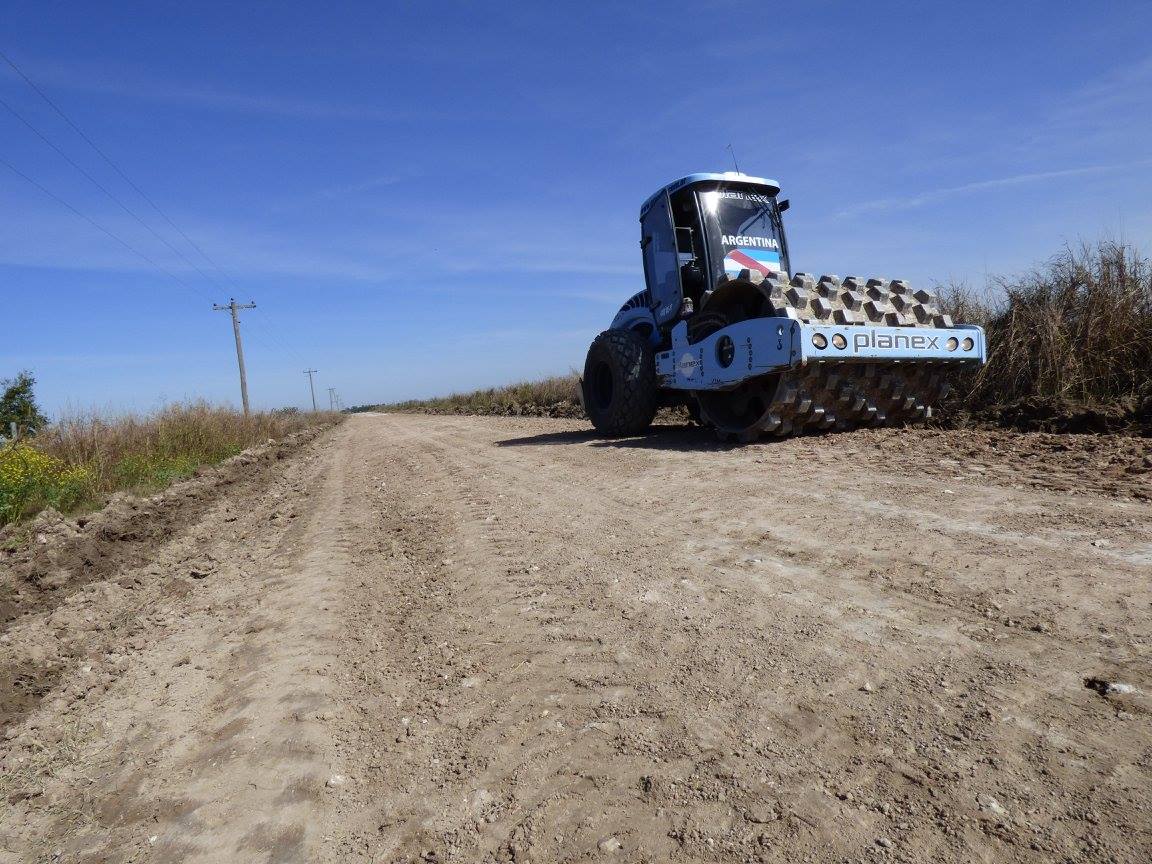 dpventrerios's tweet photo. #ZonalSegui junto a #ZonalParana perfilado y compactacion de #Broza #Camino ex Almacén Fontana a #RNNº18 #EntreRios https://t.co/OzYZZC4PKm