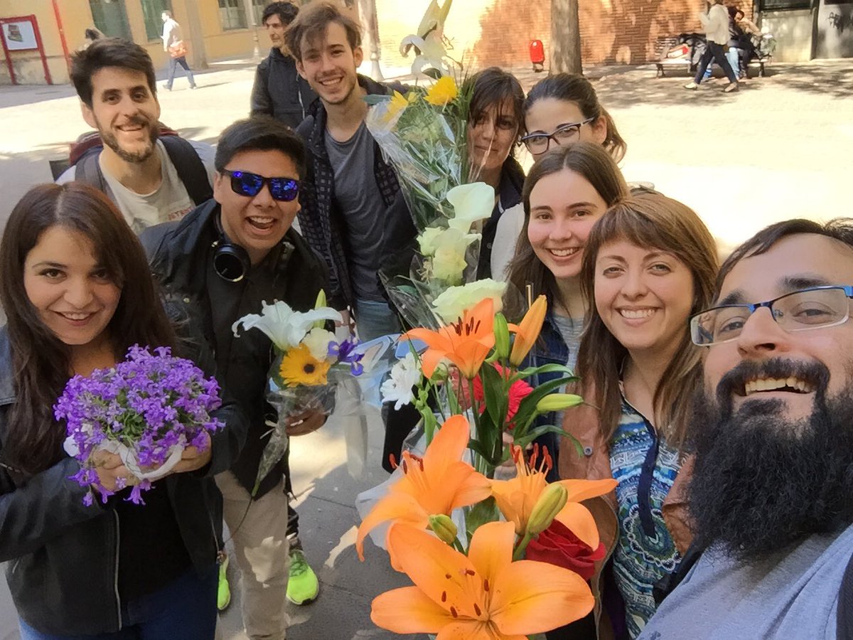 marcpuigperez's tweet photo. Avui a #cosesdelIEFC som unes floretes 🌹🌷🌻🌼💐🌺😹😹❤️❤️ #graduat #studio #flowers #photography #fotografia #bodego https://t.co/in7nKS8OTI