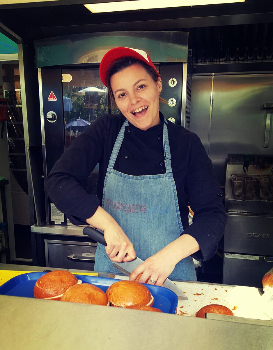 Our sunny Sandra is awaiting your #burger order from our #sunny #beergarden 🍔🍟 See you after work #Earlsfield