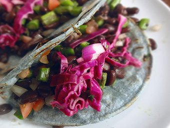 RealFoodWorks's tweet photo. Celebrating Cinco De Mayo with these #vegan purple cabbage &amp; spicy mustard tacos! https://t.co/7DsguK7pPy