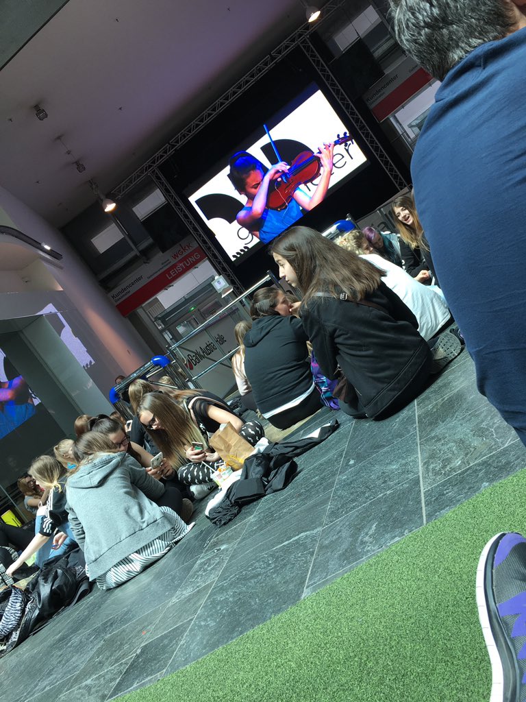 _lilli_cheer_'s tweet photo. Waiting for you❤️ @dagibee  @MelinaSophie  @PaolaMariaONE  @ApeCrime  @JoonyKim91 #gangtour https://t.co/uFQFQNVbTK