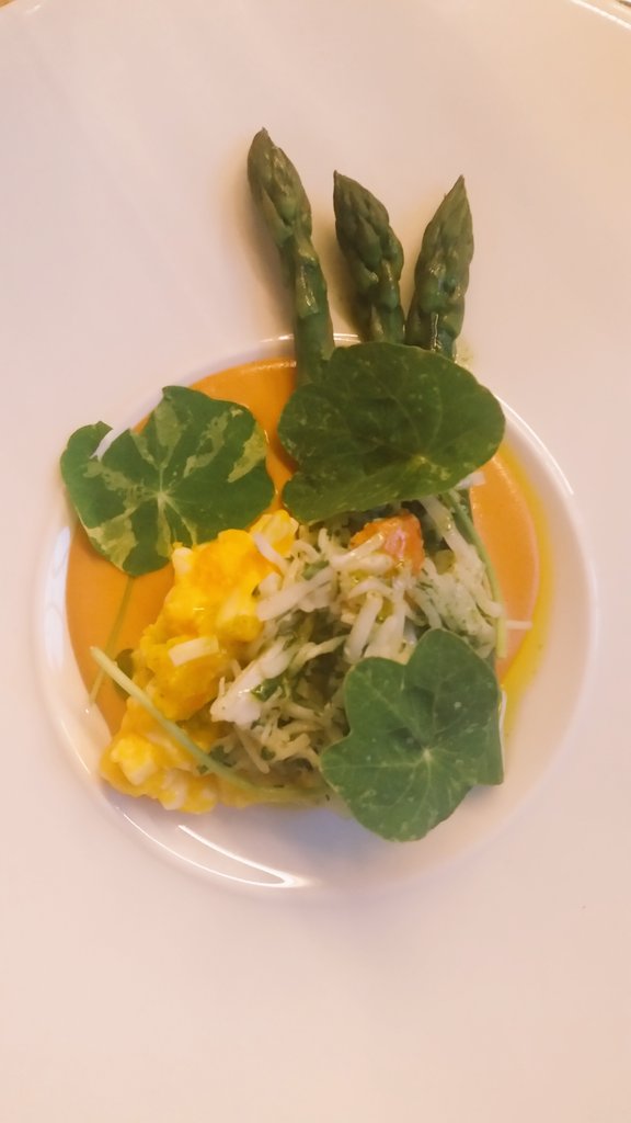 sofieboddy's tweet image. Corniche Crab, Saffron,  wild garlic and @BritAsparagus by @wallfishbristol with Chateauneuf du Pape #AsparaFeast