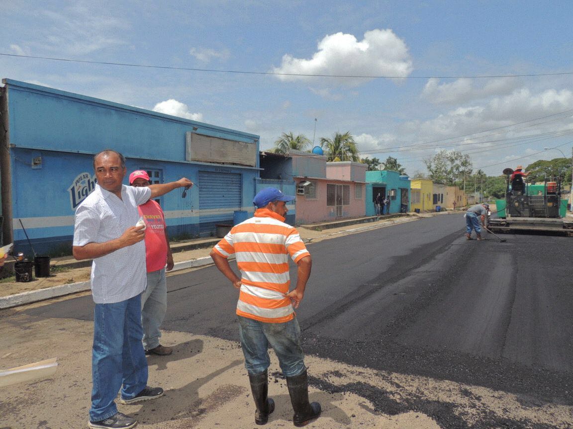 MUNLIBERTADOR's tweet photo. .@yelitzePSUV_ continua la fiesta del asfaltado en el Municipio Temblador por 1 temblador mejor @Jos_figuera alcalde https://t.co/FQv6NRuvS6