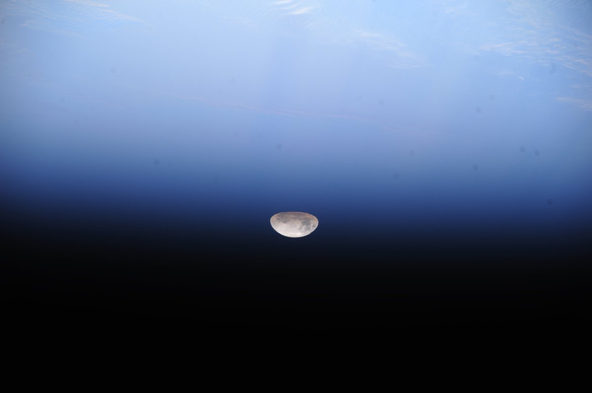 roscosmos's tweet photo. Восход Луны с борта Международной космической станции от космонавта Александра Мисуркина. #МКСфотоДня https://t.co/e2G69T6l4y