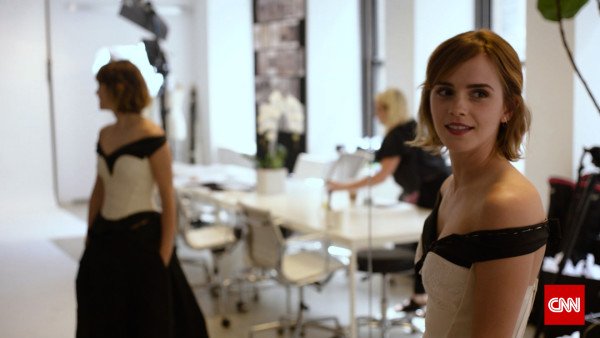 .@EmWatson en robe écolo au #MetGala. <a href="/CNNStyle/">CNN Style</a> l'a suivie dans les coulisses : cnn.it/1NW0umX