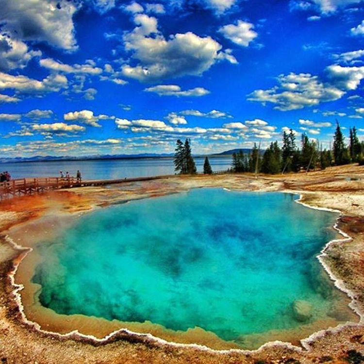 tentmentality's tweet photo. The geysers in Yellowstone National Park never disappoint. Photo by @gencesahin. https://t.co/0RcM2ypz2d
