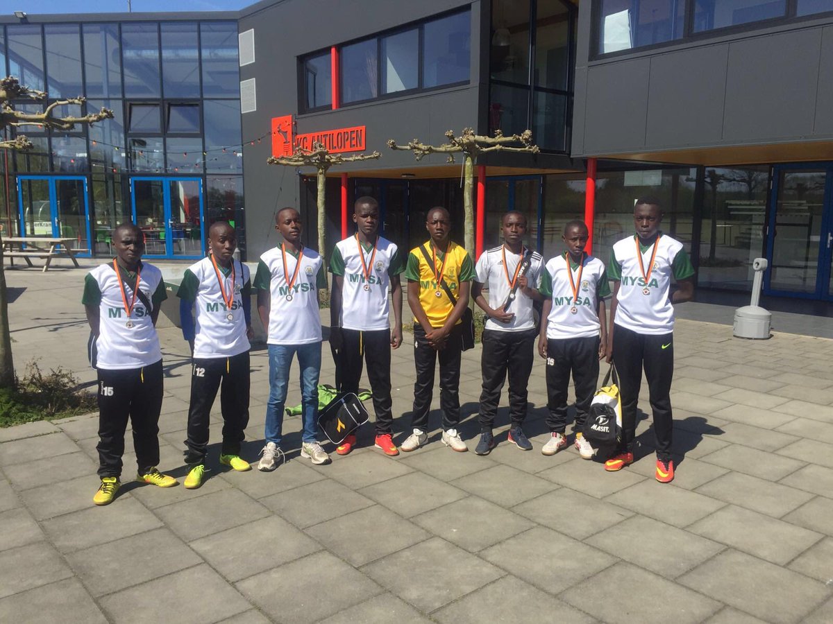 SportcoachWberg's tweet photo. De winnaar van de 13/15 categorie, team MYSA uit Kenia, Nairobi. #NationaleStraatvoetbaldag @Stichting_SVBN https://t.co/xOILXgiFgg