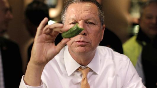 amargareth3272's tweet photo. Kasich suspends campaign, making Trump presumptive GOP nominee: https://t.co/mdQNgEhzrw
#Kasich #Politics #Trump https://t.co/ASt93kJRFK