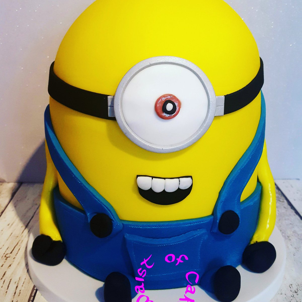 waistofcake's tweet photo. Another minion cake..... #alledible #minion https://t.co/D3ldRFIkKh