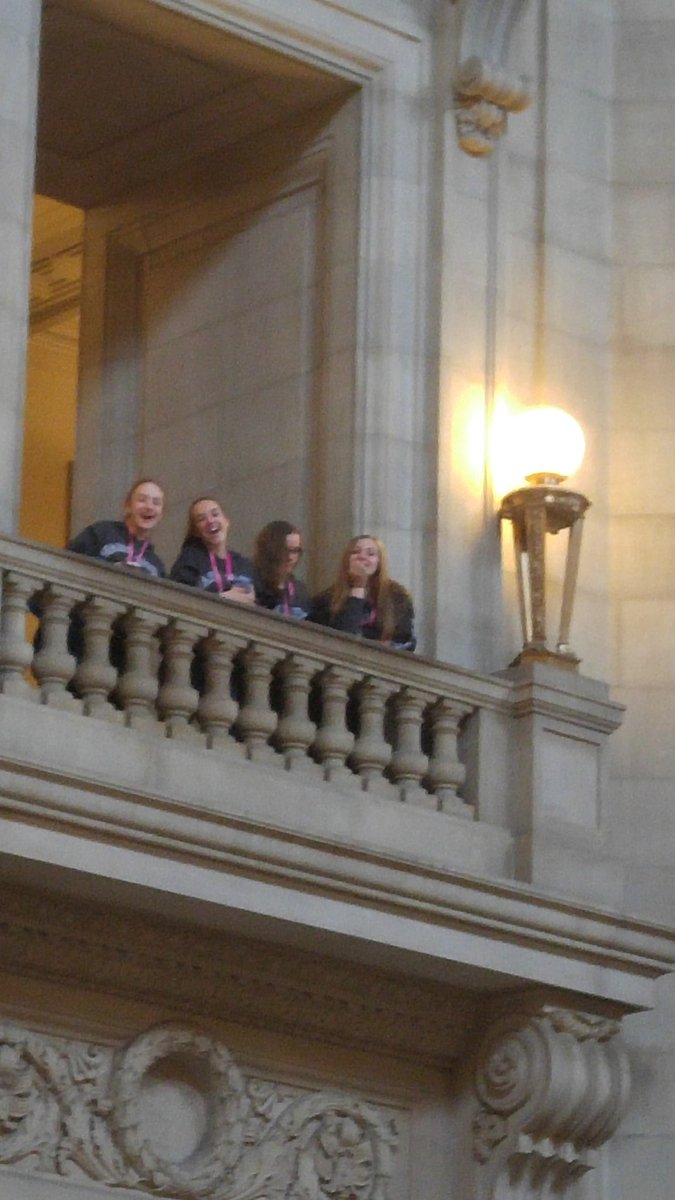 w_internicola's tweet photo. Creeping from the museum balcony #juliets https://t.co/VGd1WuKuQW