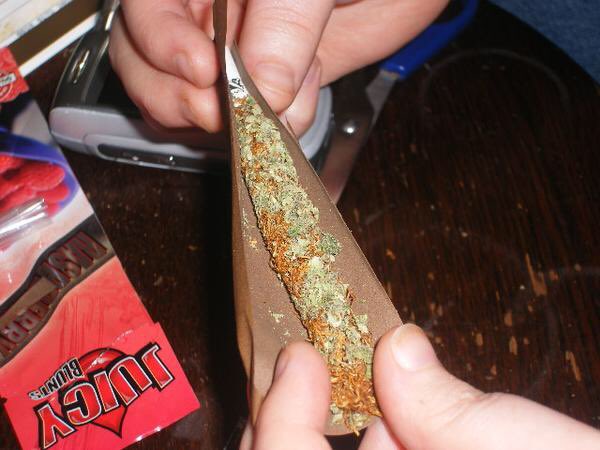 Cannaboos's tweet photo. •One puff, Two puffs, Im Hooked Like A Handcuff• #stoner #loveweed #spliff #weedstagram #dope #weedplease #marijuana https://t.co/6BxLxM7z20