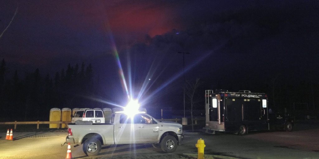 RCMPAlberta's tweet image. Our officers continued to work through the night assisting evacuees in Fort McMurray #ymmfire