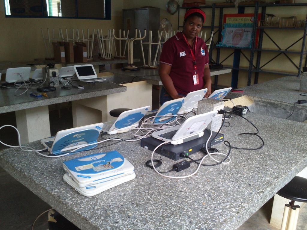 CbitFraganaco's tweet photo. Actulizacion de laptop canaima a estudiantes y docente. U.E.N San Joaquin. Mnpio Anaco. Edo Anzoátegui. https://t.co/yZFmAvjBhN
