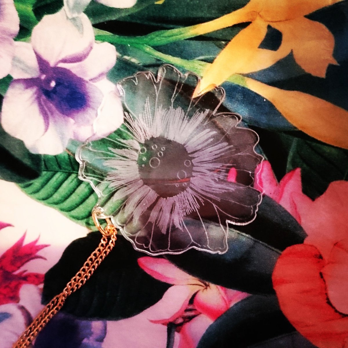 DarkJinxJewels's tweet photo. We're feeling summery...spot the Daisy necklace! #summer #spring https://t.co/b2V2RZpx58 https://t.co/0HeuWc5MIP