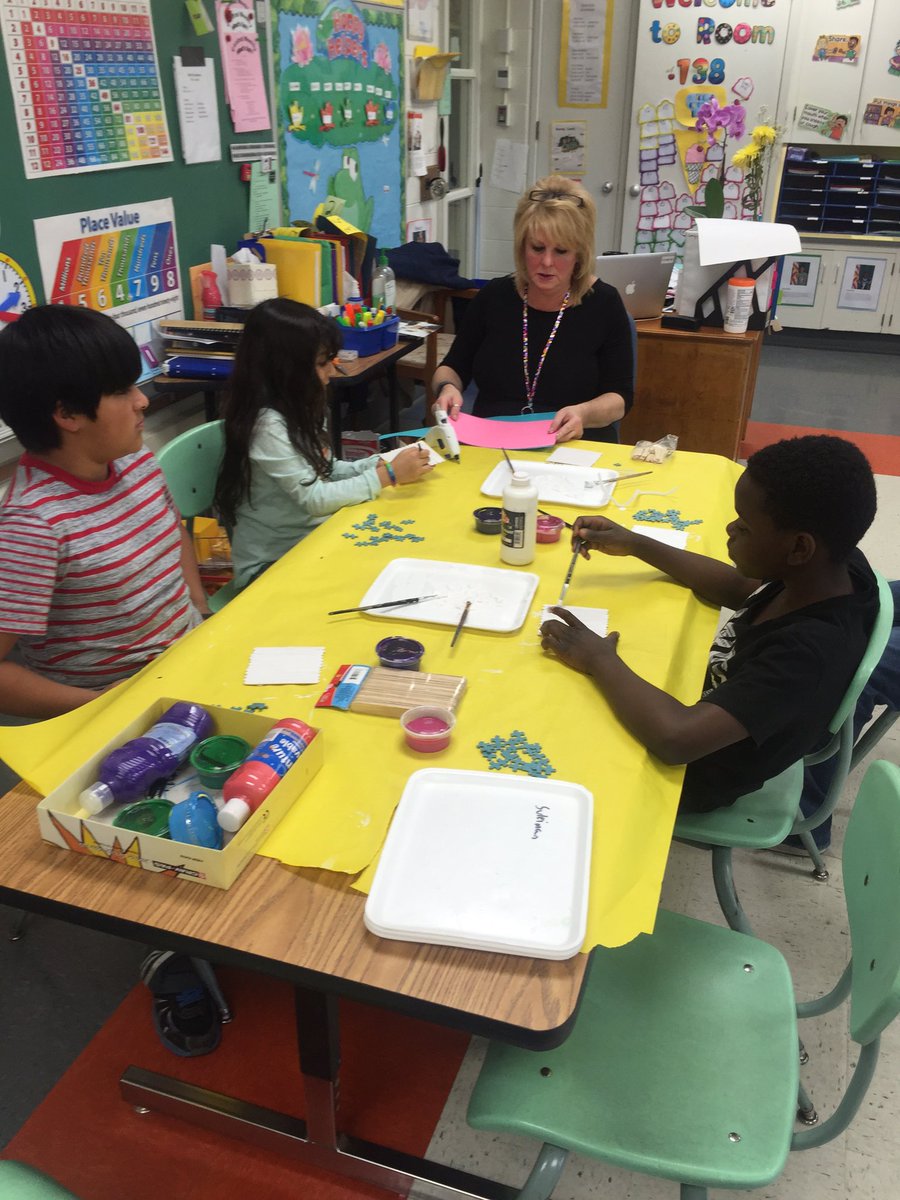 jen_skoog's tweet photo. Busy working on Mother's Day projects. #62learns #62ce #MothersDay https://t.co/Fh5hKo2smp