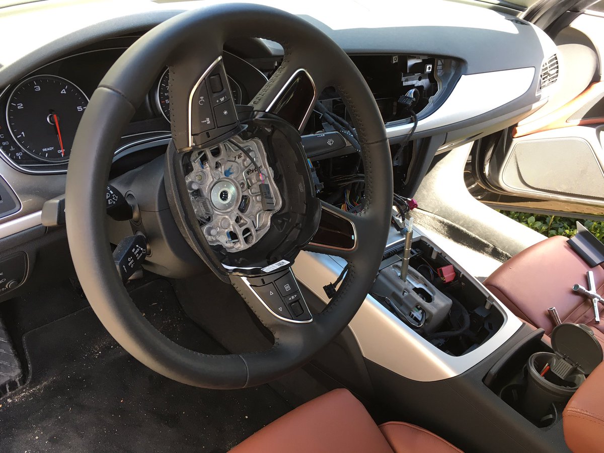 HtBroeke's tweet photo. Dieven sloegen toe in mijn audi https://t.co/3dsrTlRwEx
