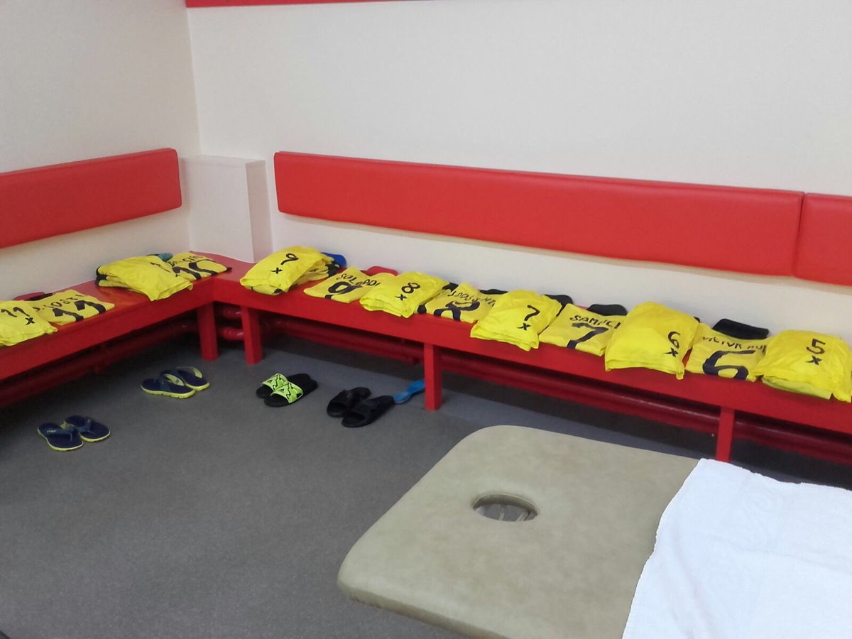 VillarrealCF's tweet photo. Nuestro vestuario en Anfield ya está preparado. Hoy queremos seguir haciendo historia groguets. #TogetherToBasel https://t.co/iozayx606M