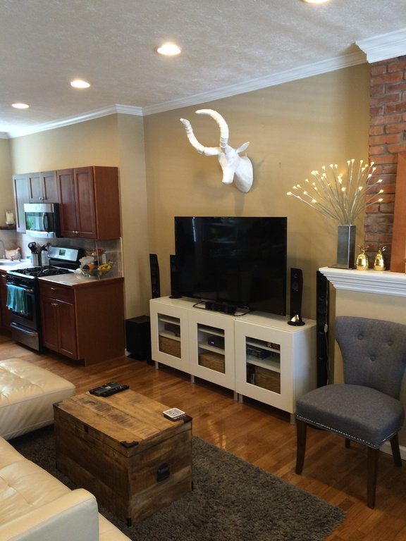CarlsonAssocSoS's tweet photo. Dreaming of a beautiful house in Mount Washington to rent? 2 bed, 2 bath with deck, washer&amp;dryer and parking. $1500 https://t.co/zS8ZMh8QMY
