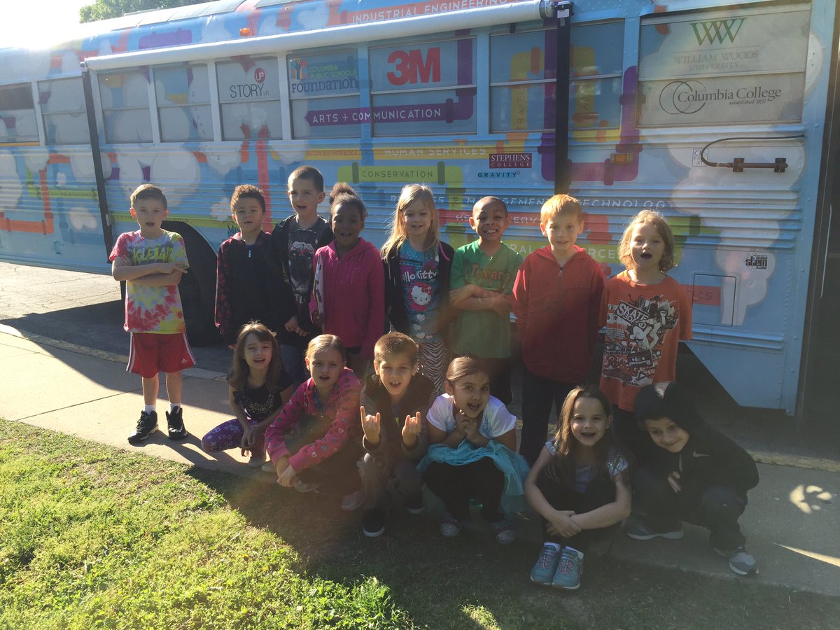 msreimler's tweet photo. We loved the Steam Bus visit today! #STEAMBus #Cpsbest @ParkadePanthers https://t.co/VYCoTy5Sw6