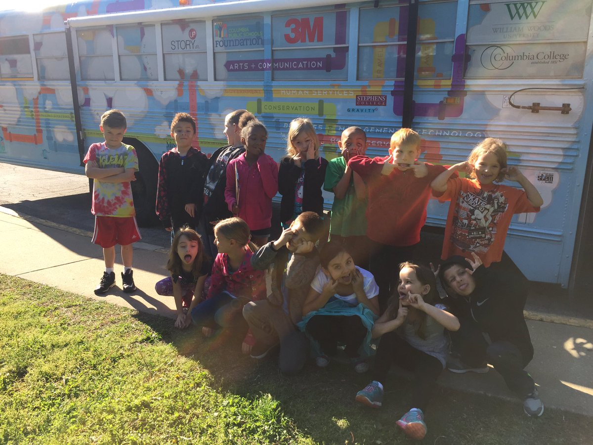 msreimler's tweet photo. We loved the Steam Bus visit today! #STEAMBus #Cpsbest @ParkadePanthers https://t.co/VYCoTy5Sw6