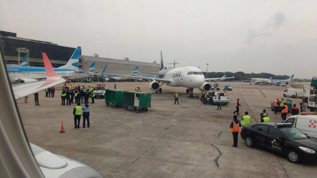 HANGARX's tweet photo. Aeroparque #WingStrike entre un A320 de @LATAM_ARG y un B737 de @Aerolineas_AR https://t.co/SNofnQ5Icy