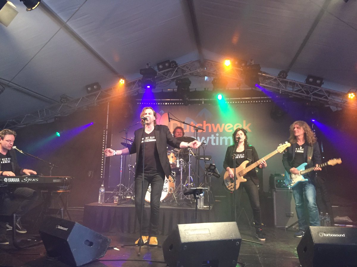 Snowtime_Travel's tweet photo. Nederpop Allstars live in de #DutchweekSnowtime feesttent 🎤🍻 https://t.co/yEfNgbet0u