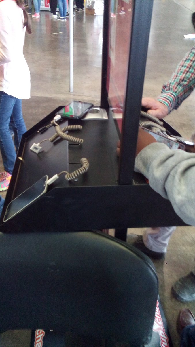 YupchargeTF's tweet image. Los cargadores de Yupcharge a tope! En el #FLLOCE16 #muchomasquerobot #cargandotumovil #cargatuvida