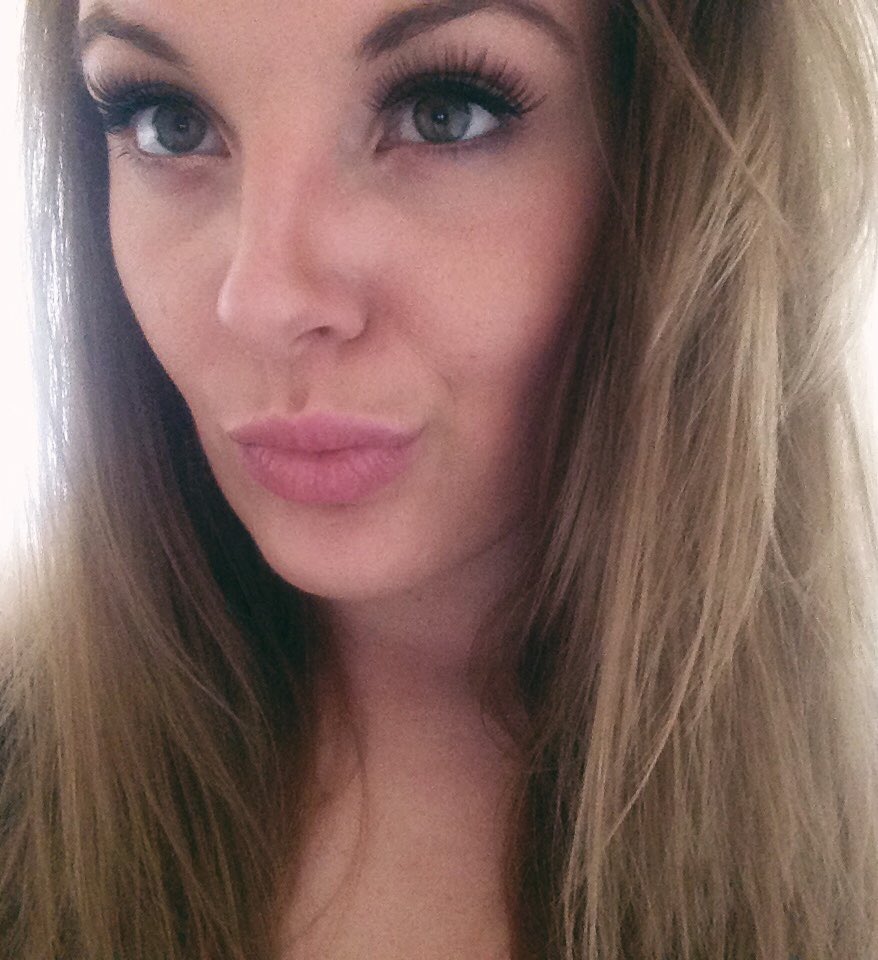 ZoeEpsom's tweet photo. Thursday reminder...hotter than your wife! #obey #findom #femdom #paypig #fetish #cuck  #mistress #moneyslave #loser https://t.co/yaBlBePcbV