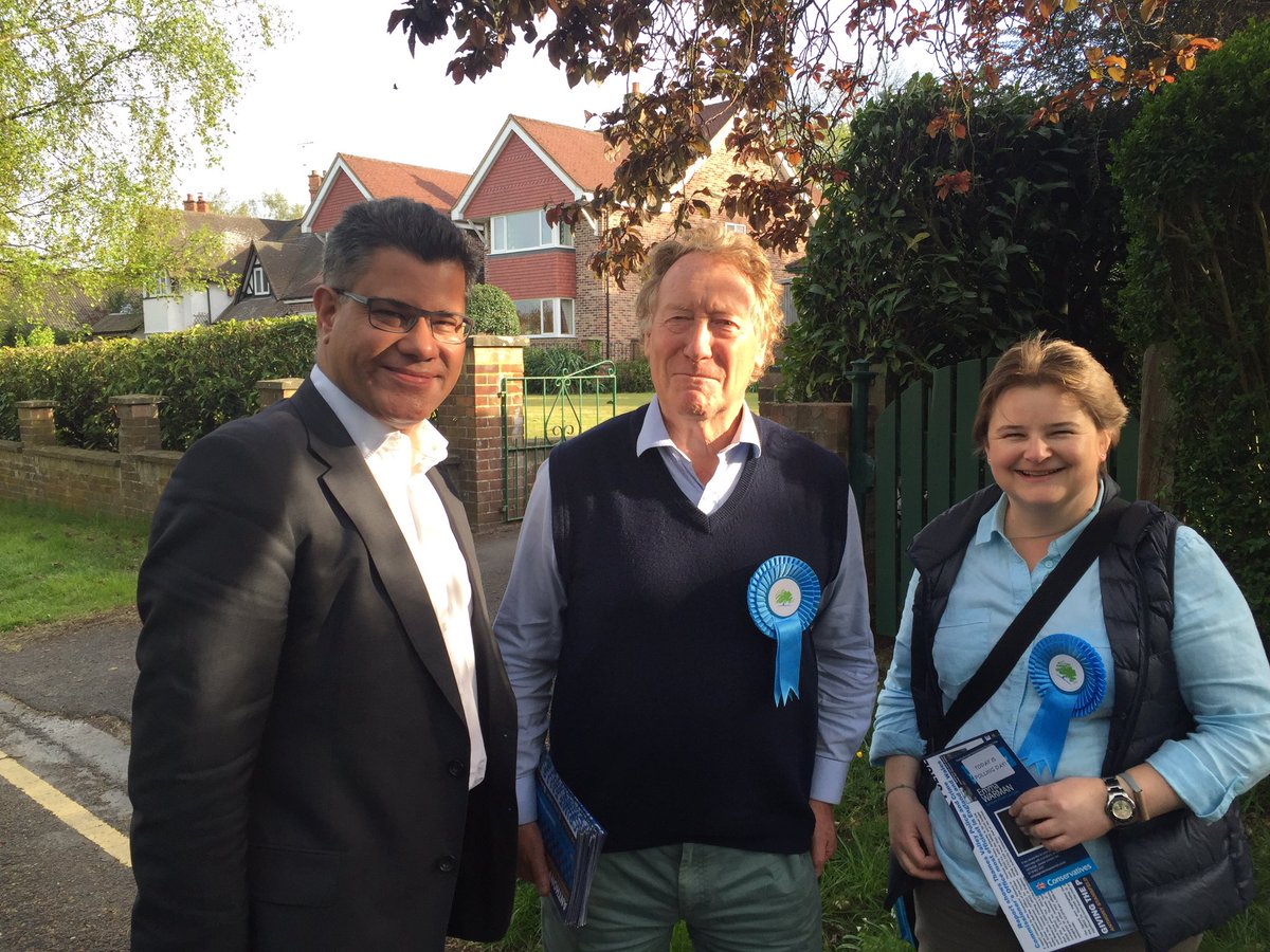 Out with @EmmaWarman @AlokSharma_RDG and one of the teams in Kentwood #RdgUK