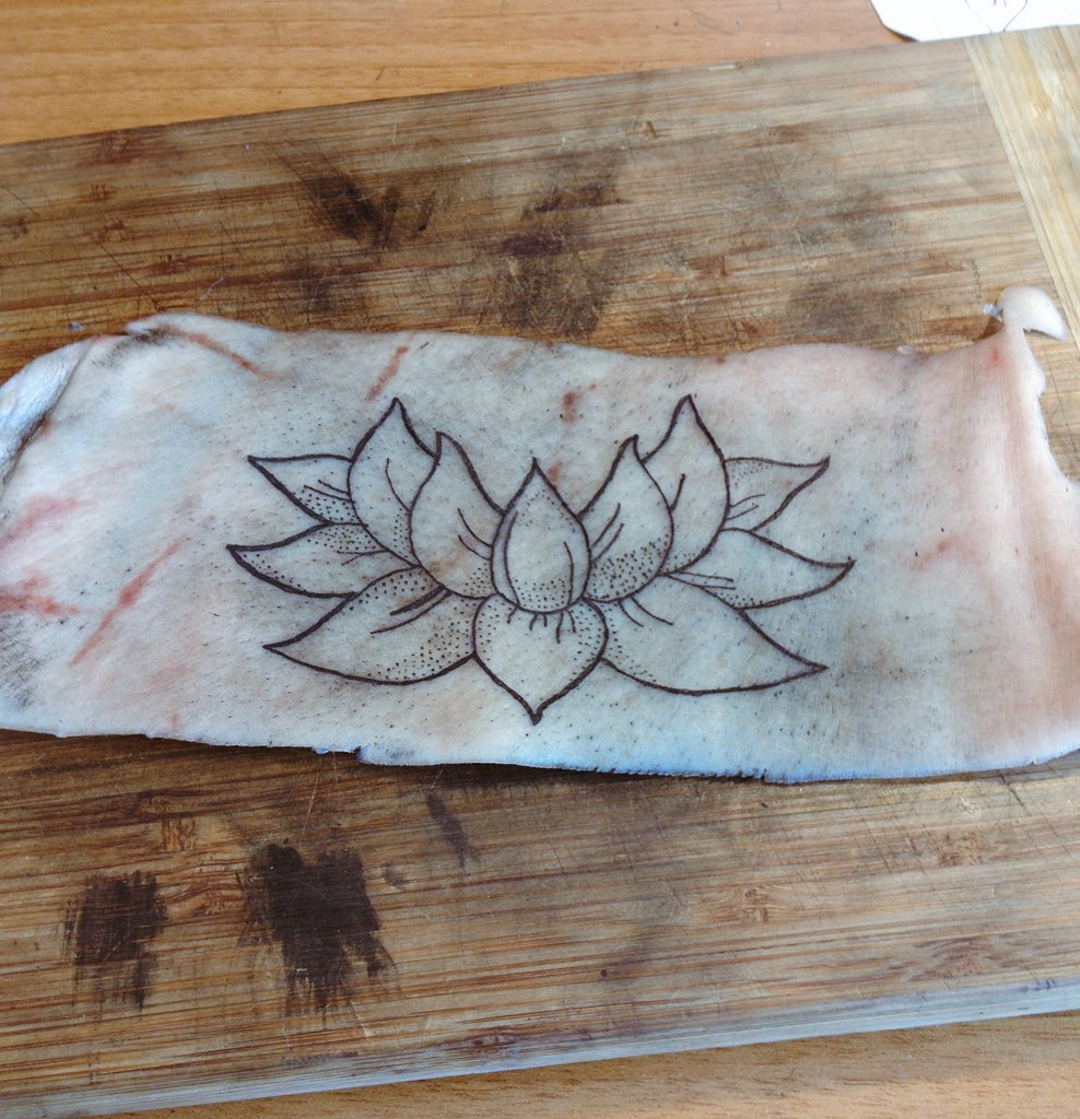leftscream's tweet image. Tattoo training on pork skin with lotus flower ! #ink #tattoo #porkskin #killerink #lotus #flower #trainhard