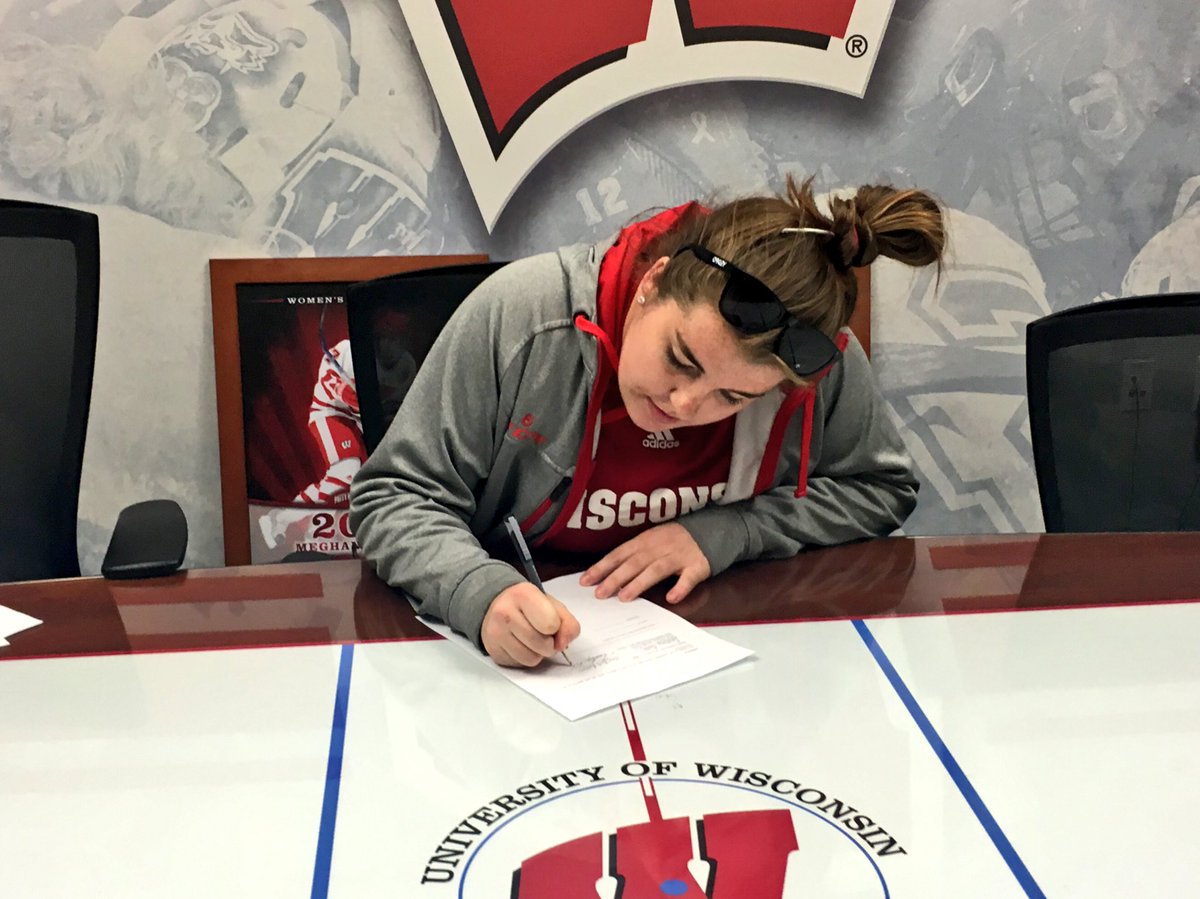 Congrats to #Badgers captain <a href="/courtyy6/">Courtney Burke</a>, who signed with the <a href="/NYRiveters/">Paul D'Amour</a> of the @NWHL today!