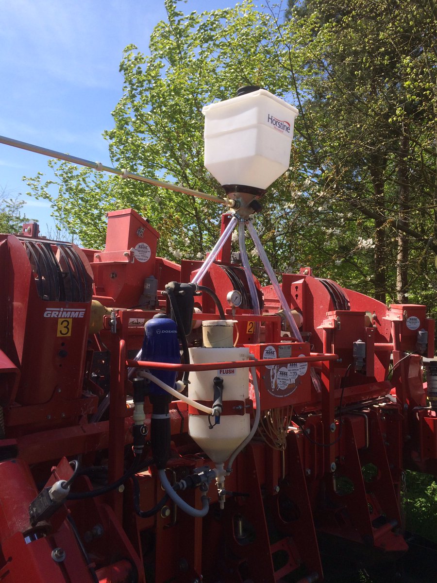 rwlservices's tweet image. Zeba applicator fitted to 6 row planter. #moistureretention @chafermachinery #sunburnt