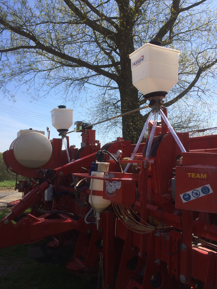 rwlservices's tweet image. Zeba applicator fitted to 6 row planter. #moistureretention @chafermachinery #sunburnt