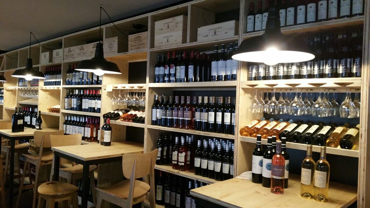 LeTrinquet's tweet photo. J-5 avant l'ouverture ... il y a du changement dans l'air ... ! Rendez-vous mardi ! #restaurantpaysbasque #vins https://t.co/ftuJoRy5N7