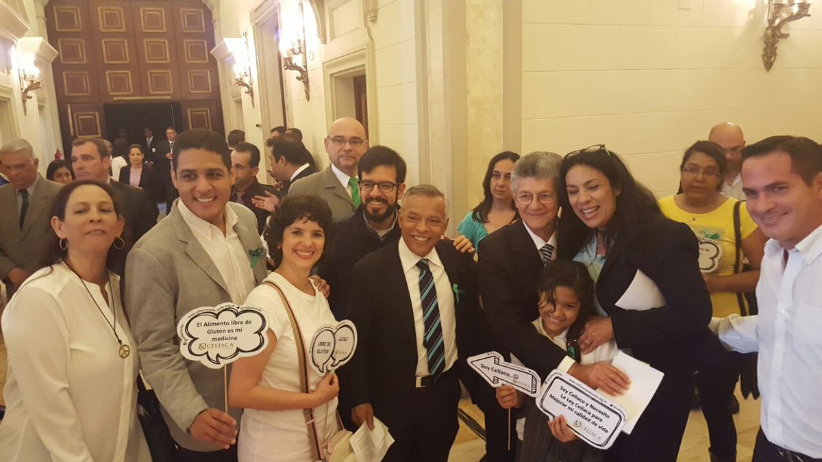 celiacosvzla's tweet photo. El recibimiento antes de entrar al Hemiciclo. Un gran Inicio @juliocmontoya @hramosallup @joseolivaresm https://t.co/pG7DEJ2WIY