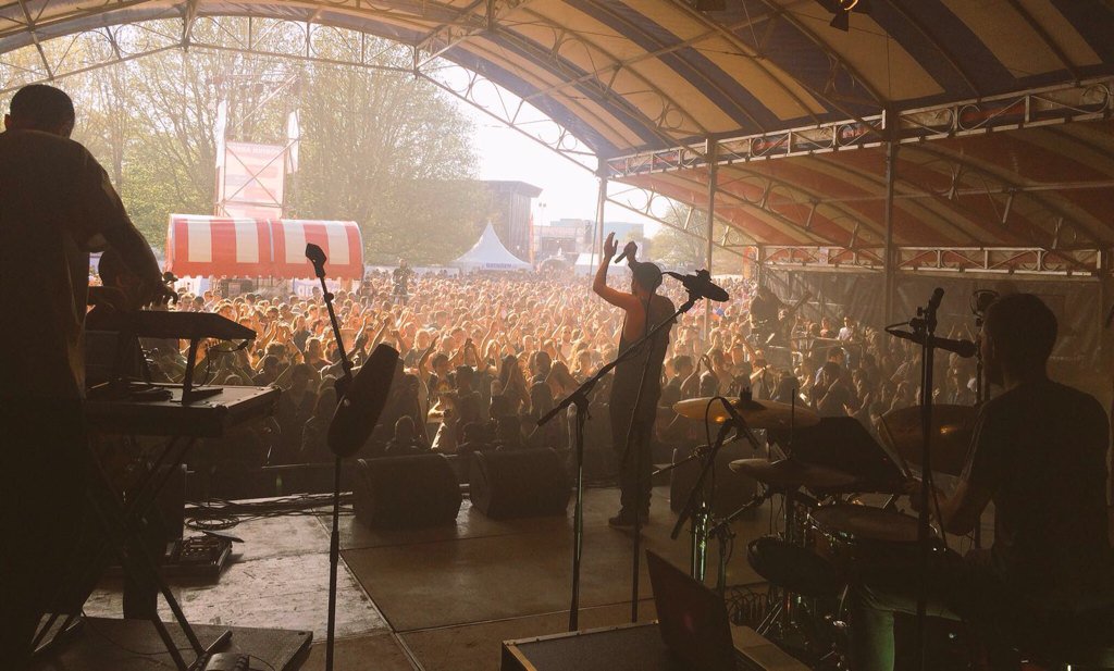 BESTIAL <a href="/LaSraTomasa/">La Sra. Tomasa</a>!!!
Ha hecho bailar a todo el @bfo_5mei !!!
 #mandingatour #zwolle