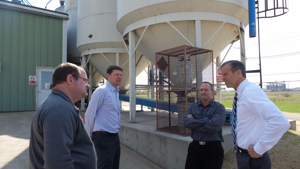 LeaderJohnThune's tweet photo. South Dakota innovation at its finest. Touring Hesco Inc./Dakota Organic Products this morning in Watertown. https://t.co/EqW1BNbOWF