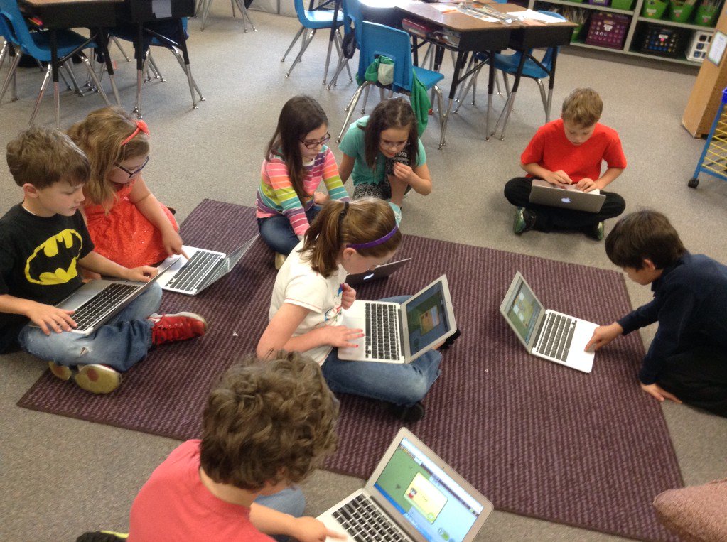 MrsRidge2nd's tweet photo. : 2nd grade Tech Club during recess today! #coding #secondgraderswhocode @KatieBousman https://t.co/NMWMxnYfDb https://t.co/7mpfFVlgwk