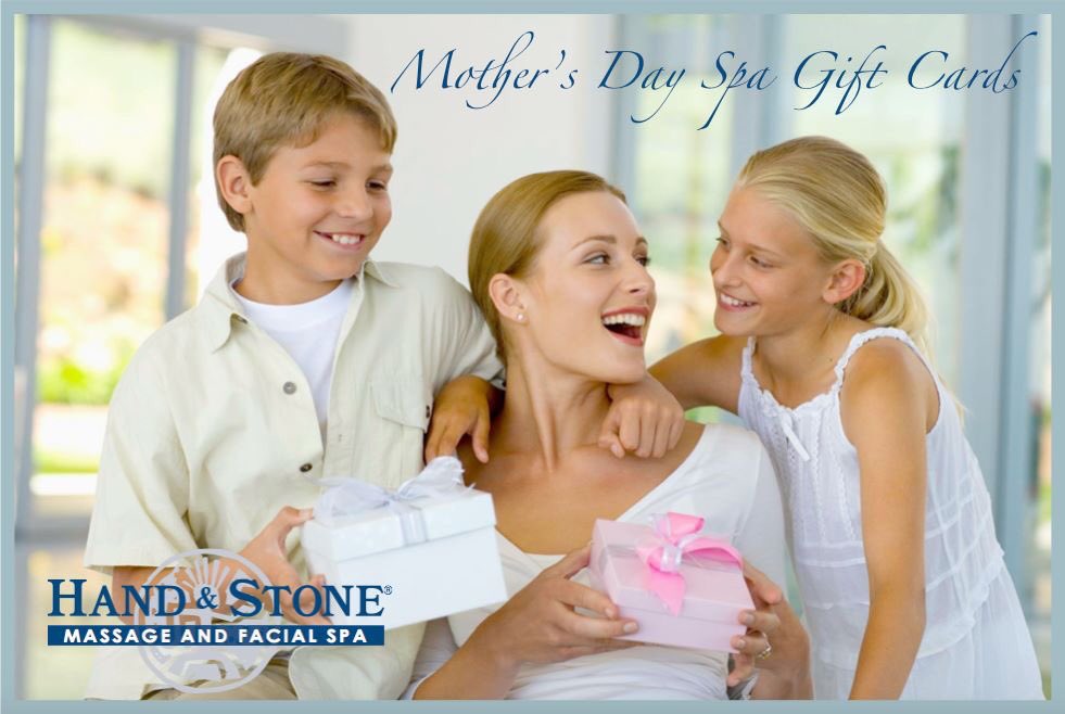 Радовать родителей. Подарок для семьи. Как порадовать родителей. Ребенок дарит подарок маме. Как обрадовать маму и папу.